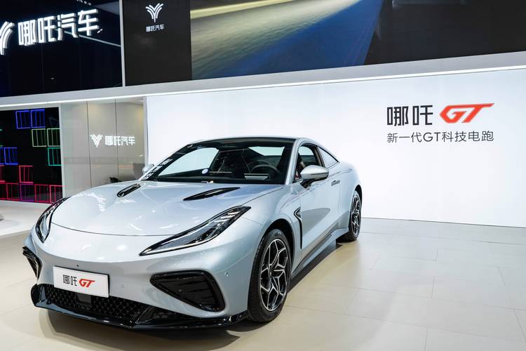 广州262哪吒汽车在智能汽车领域的表现，领途汽车在新能源汽车市场中的影响力